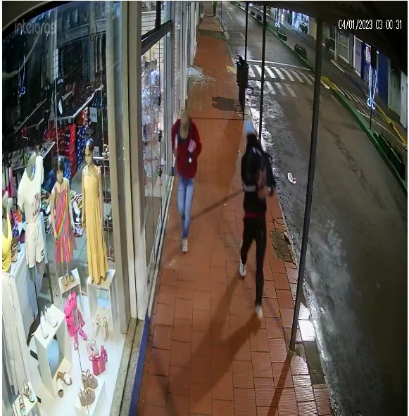 Imagens flagraram a ação dos criminosos (Foto: Reprodução)