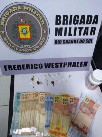 Entorpecentes e o dinheiro foram encontrados pelos policiais militares em uma lavagem situada na cidade de Frederico Westphalen (Foto: Divulgação/37º BPM)