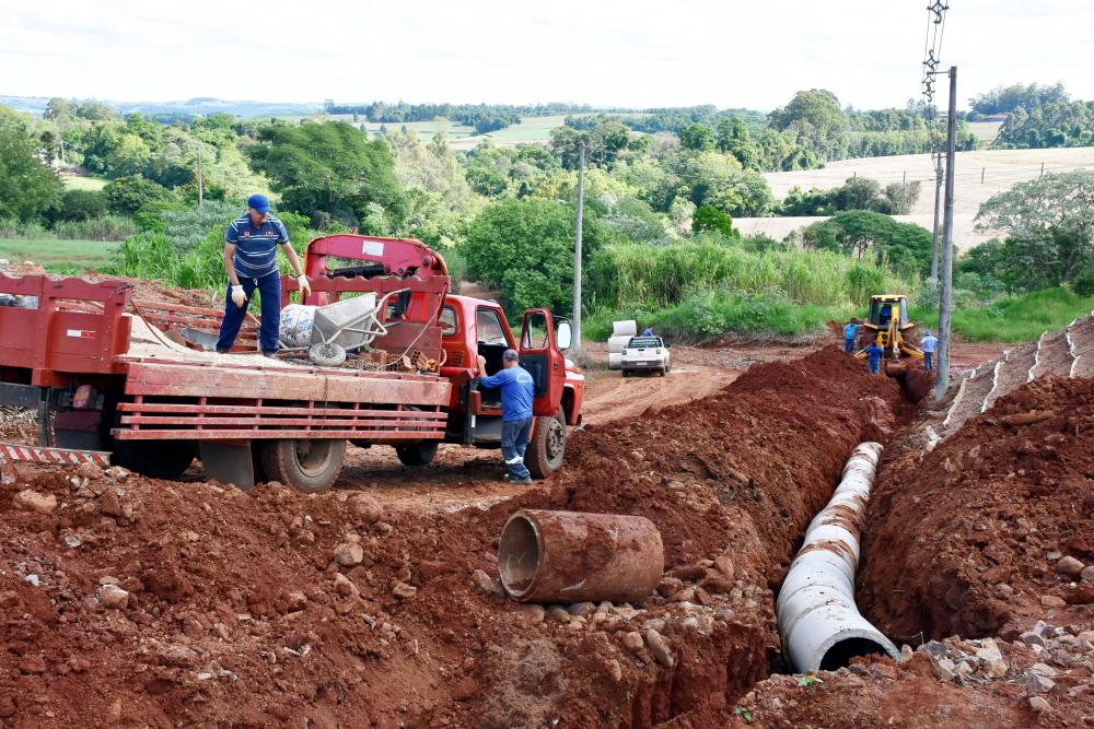 Tubos são instalados melhorando a infraestrutura do município (Foto: Divulgação)