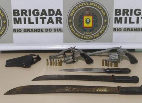 Armas apreendidas pelos policiais militares (Foto: Divulgação/7º BPM)