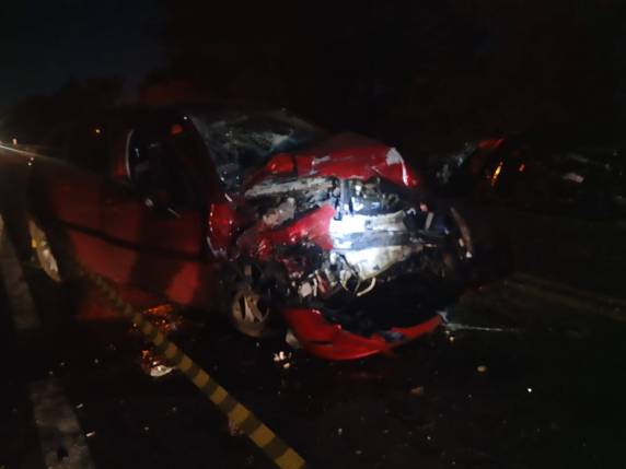 Carros colidiram frontalmente em cima de uma ponte (Foto: Reprodução/Portal Plural)