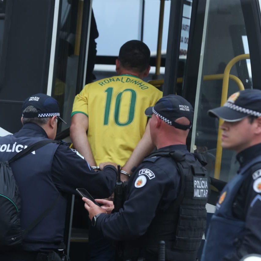 Detidos estão sendo fichados pela Polícia (Foto: @choquei)