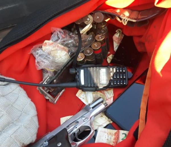 Além das duas prisões, foram apreendidos duas pistolas, munições, um colete a prova de balas e dois veículos utilizado na fuga - Foto: Reprodução RD Foco