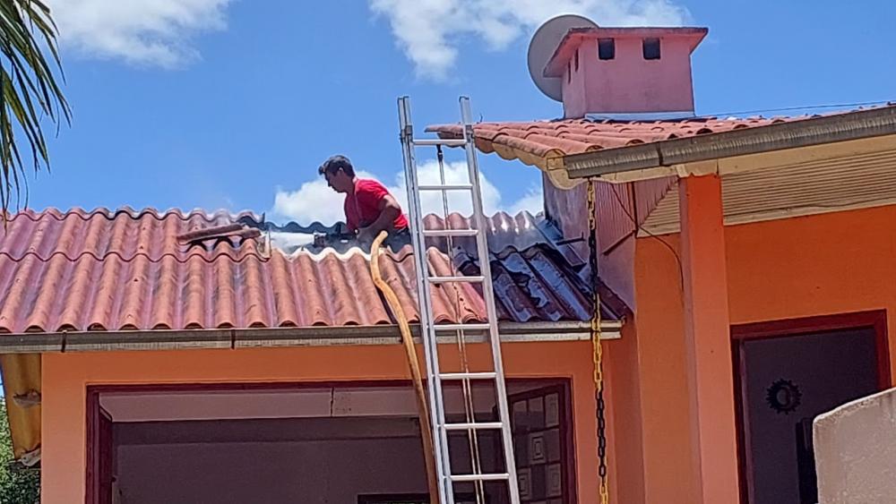 Bombeiros quebraram o telhado e controlaram o sinistro (Foto: Jonas Martins)