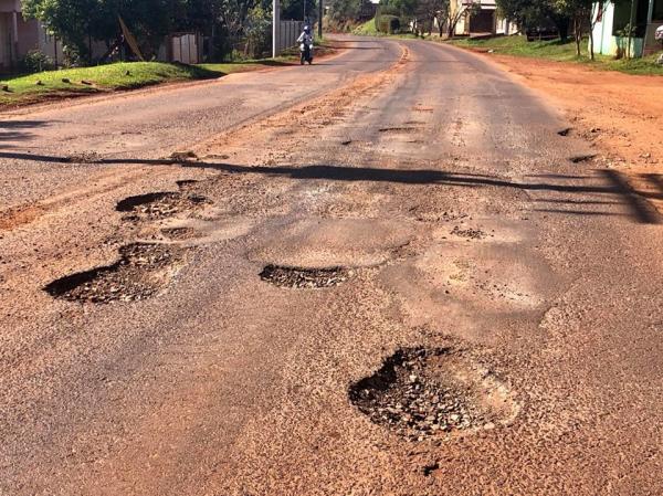 Buracos na rodovia na saída para Redentora (Foto: Diones Roberto Becker)