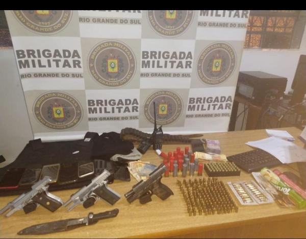 Armas de fogo, dinheiro e outros materiais apreendidos com os assaltantes do Banrisul de Novo Barreiro (Foto: Divulgação/BM)