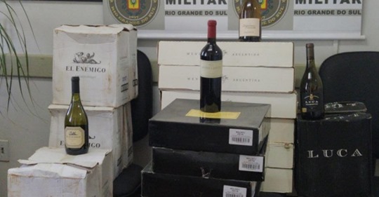 Mercadorias sem o devido desembaraço aduaneiro eram transportadas em um automóvel (Foto: Divulgação/BM)