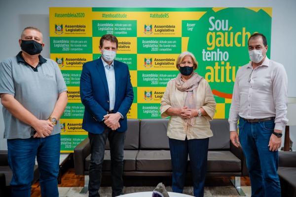 Prefeito fez entrega de pedido para o presidente da Amuceleiro (Foto: Divulgação)