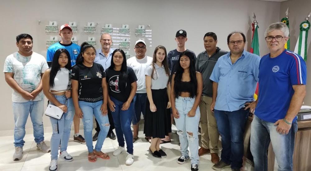 Jovens foram recebidos na prefeitura de Tenente Portela (Foto: Divulgação)