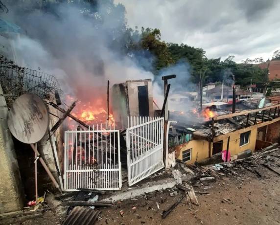 Criança foi encontrada dentro dos destroços da casa (Foto: Bombeiros de Santa Catarina)