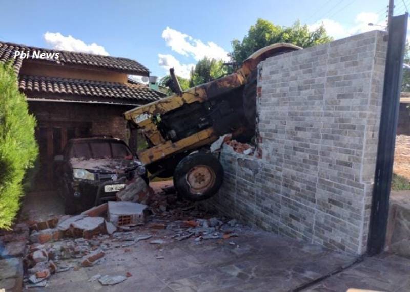 Veículo invadiu o pátio, derrubando parte de um muro (Foto: Panambi News)