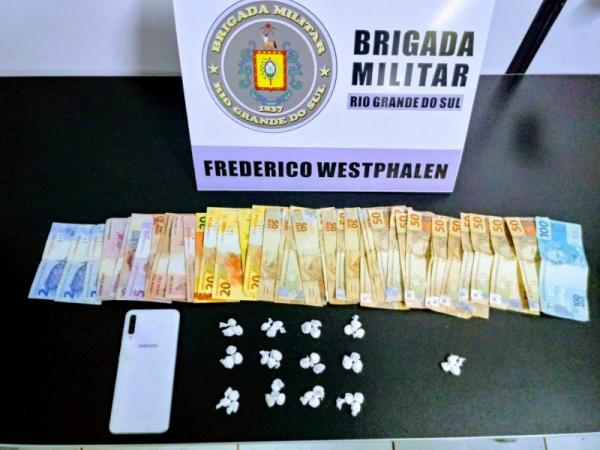 Foram apreendidas 36 buchas de cocaína, R$ 1.426,00 em dinheiro e um telefone celular (Foto: Divulgação/37º BPM)