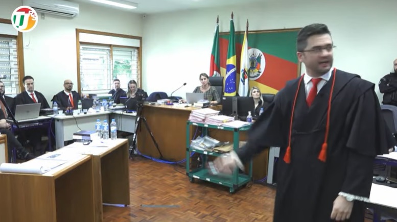 Promotor Diogo Taborda abre os debates do julgamento (Foto: Reprodução)