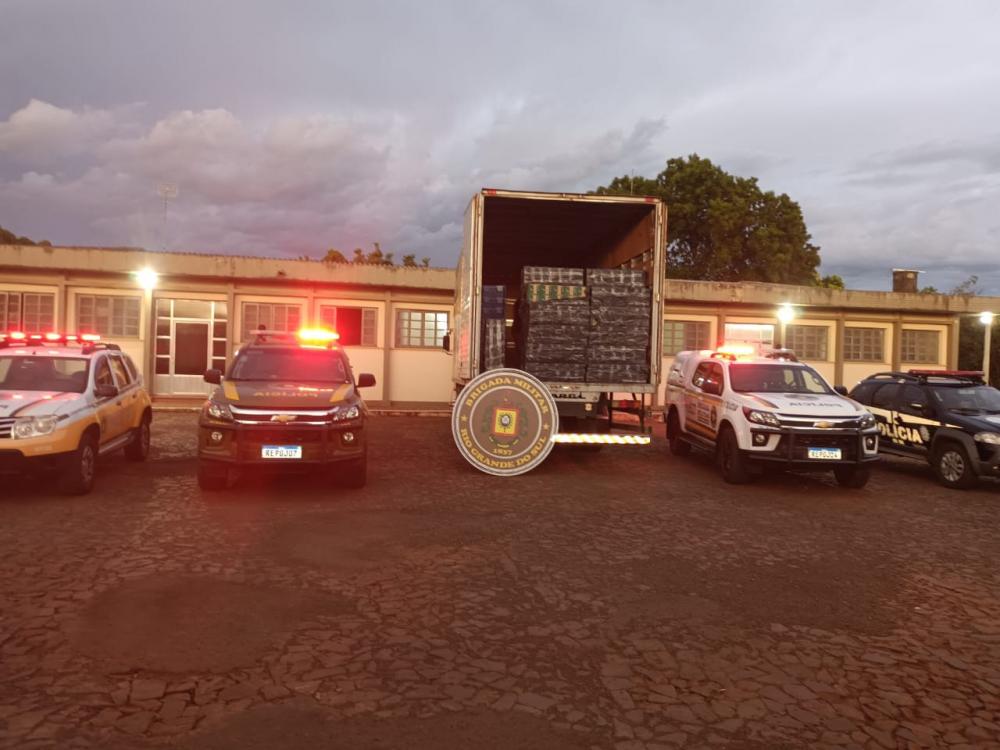 Caminhão e carga apreendidos na ação policial (Foto: Divulgação)