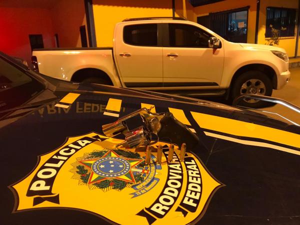 Os presos, o carro e a arma foram encaminhados à polícia judiciária de Sarandi para a lavratura do flagrante. - Foto: PRF Sarandi