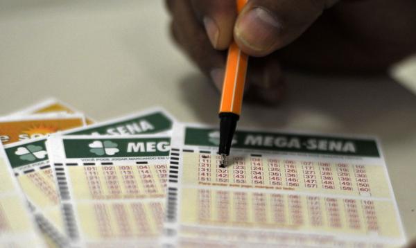 O próximo concurso será quinta-feira (13) e deverá pagar o prêmio de R$ 12,5 milhões a quem acertar as seis dezenas. - Foto: MARCELLO CASAL JR/Agência Brasil