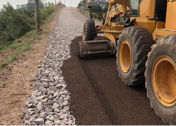 Atualmente, ocorre a execução da drenagem e da sub-base de macadame nos 18 quilômetros de extensão da rodovia (Foto: Divulgação/DAER)