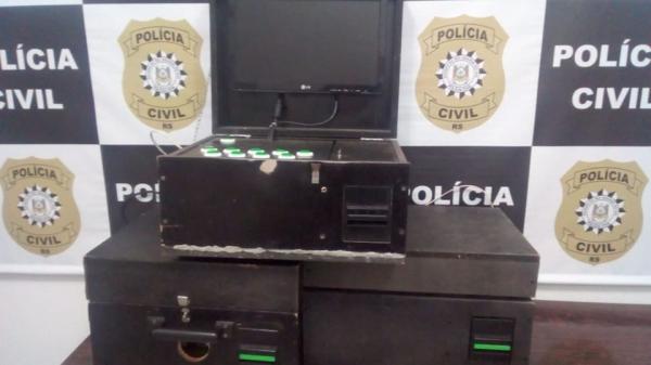 Ação policial aconteceu na tarde da quarta-feira (12/08) e culminou na apreensão de três máquinas caça-níqueis (Foto: Divulgação/Polícia Civil)