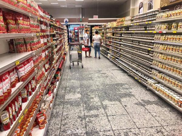 Segundo o IBGE, os destaques foram para hipermercados, supermercados, produtos alimentícios, bebidas e fumo (Foto: Diones Roberto Becker)