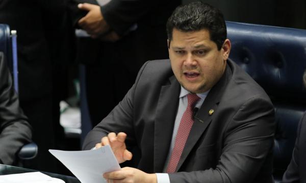 O texto da lei prevê o pagamento de três parcelas de um auxílio emergencial de R$ 600 mensais - Foto: Fabio Rodrigues Pozzebom/Agência Brasil