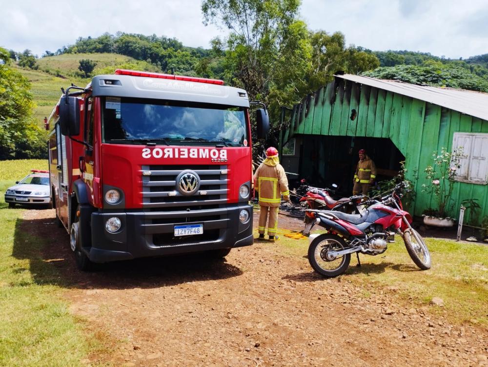 Bombeiros Voluntários de Tenente Portela atenderam a ocorrência (Foto: Divulgação)