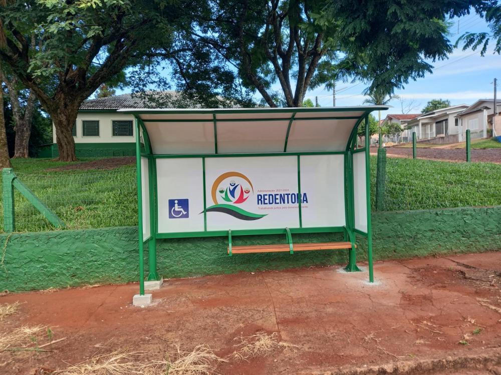 Foram instalada novas paradas de ônibus (Foto: Divulgação)