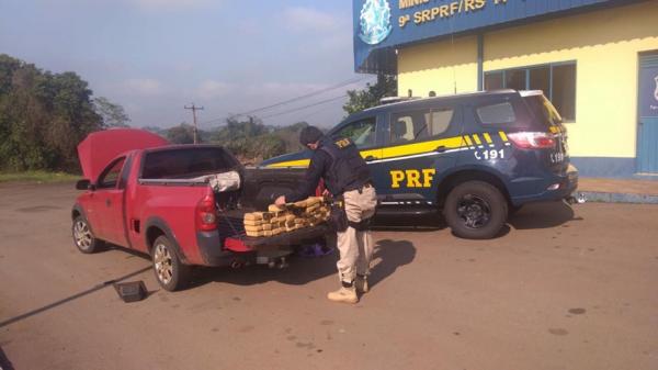 Tabletes da droga estavam escondidos no interior do compartimento de carga de uma Fiat Strada, emplacada no Paraná (Foto: Divulgação/PRF)