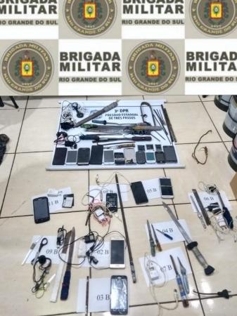 Foram apreendidos objetos denominados ‘estoques’, telefones celulares e carregadores de bateria (Foto: Divulgação/Brigada Militar)