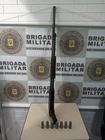 Na ação, os policiais militares apreenderam uma espingarda calibre 12 e sete cartuchos intactos (Foto: Divulgação/BM)