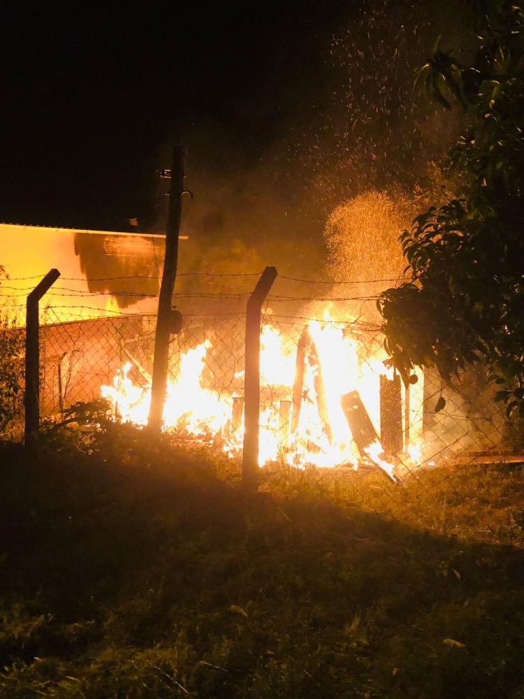 Incêndio consumiu completamente a casa (Foto: Bombeiros Voluntários)