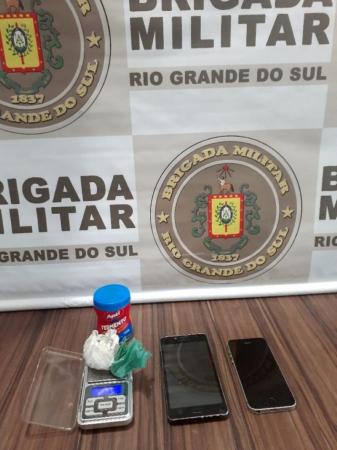Foram encontrados 15g de cocaína, além de uma balança de precisão, utilizada no fracionamento do entorpecente - Foto: 7ºBPM