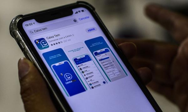 A Caixa tem disponibilizado o auxílio em uma poupança digital, acessível pelo aplicativo Caixa Tem. Pelo programa é possível fazer compras online em estabelecimentos autorizados e pagar boletos - Foto:Marcelo Casal Jr/Agência Brasil