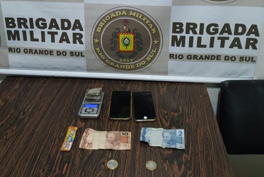 Droga, dinheiro e telefones celulares que foram apreendidos (Foto: Divulgação/BM)
