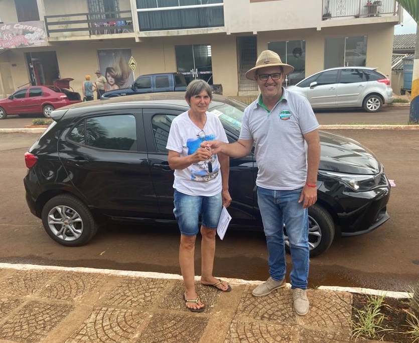 Veículo foi entregue para a presidente da entidade (Foto: Divulgação)