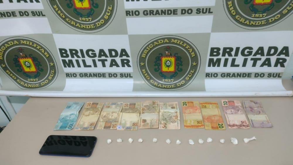 Droga e dinheiro apreendido em ação da Brigada Militar (Foto: Diivulgação)