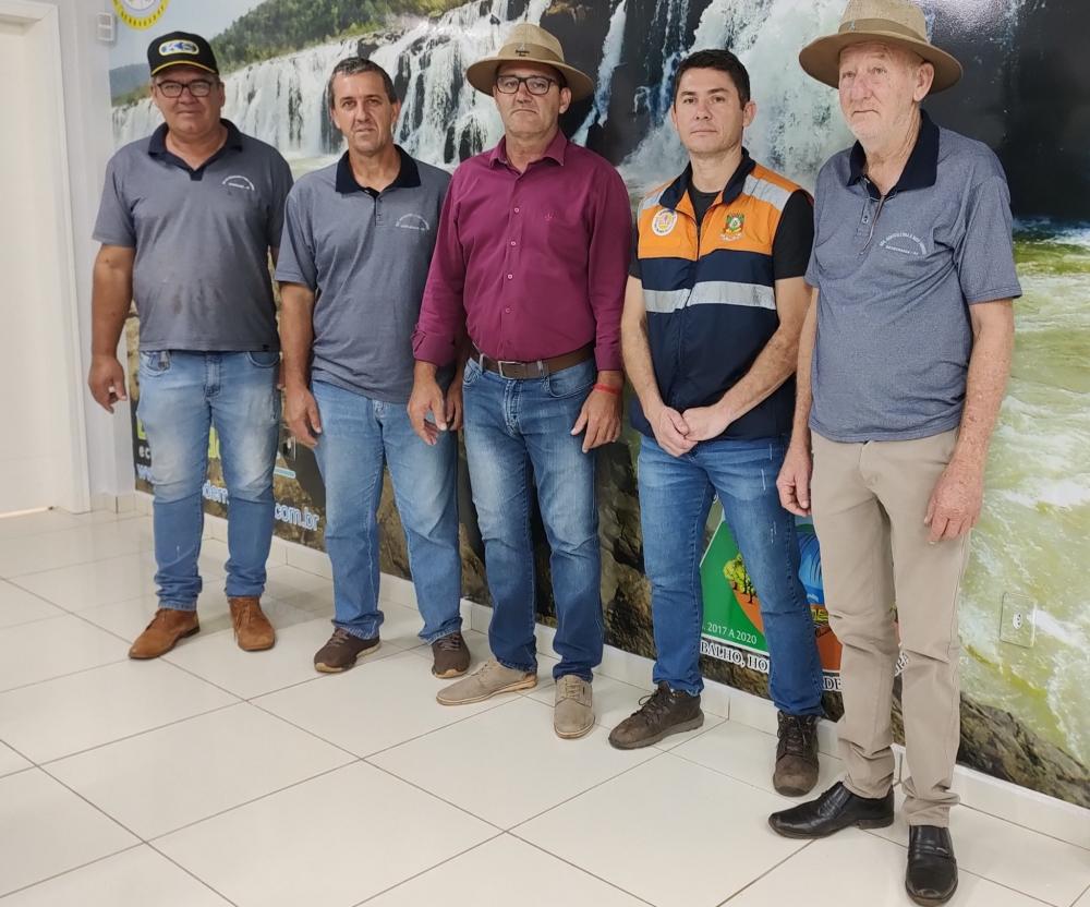 Coordenador Regional da Defesa Civil, Charles Teixeira e membros do Governo de Derrubadas (Foto: Divulgação)