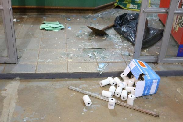 Criminoso teve acesso ao interior do imóvel após quebrar uma das portas de vidro - Foto: Observador Regional 