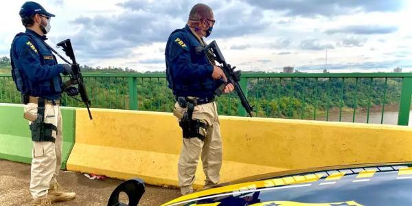 Um forte esquema de segurança foi montado para receber o criminoso extraditado no lado brasileiro - Foto: PRF divulgação 