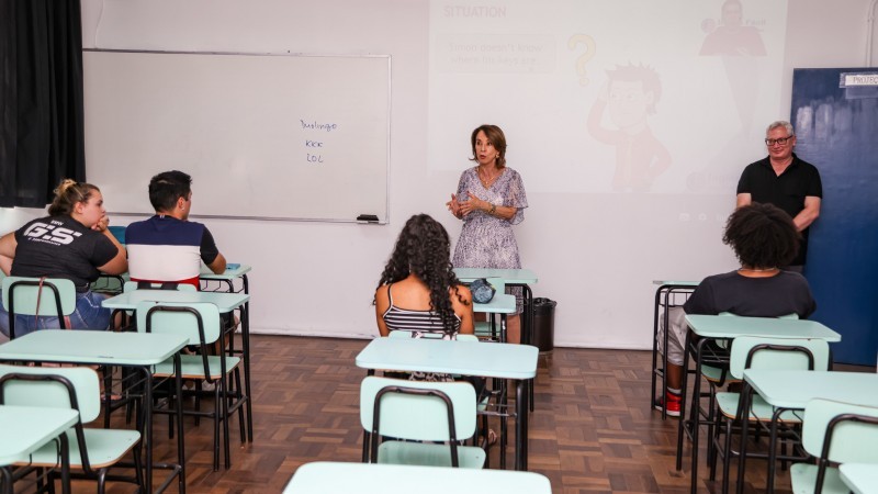 A secretária Raquel esteve na Escola Estadual Cândido Godói para conferir o primeiro dia das aulas de reforço -Foto: Grégori Bertó/Secom