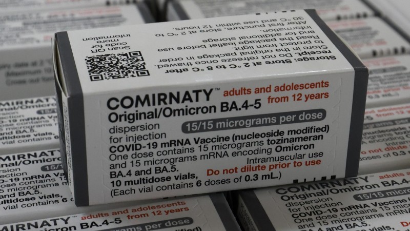 A vacina bivalente, produzida pela Pfizer, foi produzida em cima de duas variantes da Ômicron -Foto: Itamar Aguiar/Ascom SES