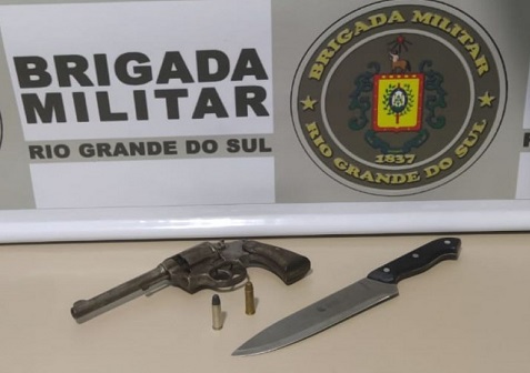 Revólver calibre 38 e a faca que foram apreendidos pelos policiais militares (Foto: Divulgação/BM)