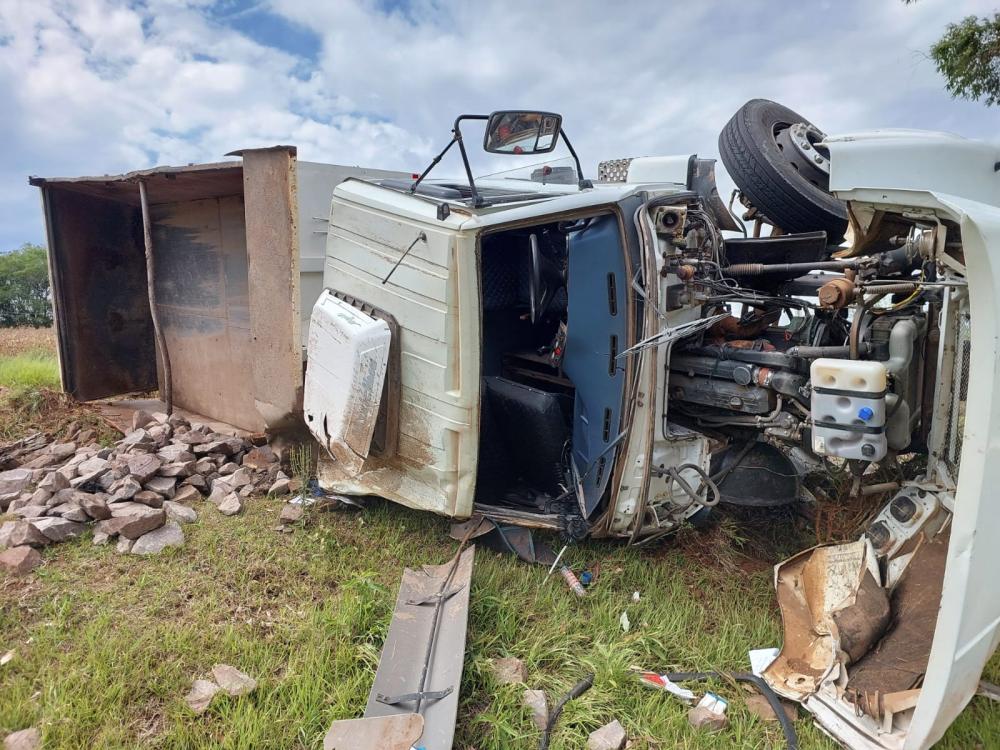 Motorista teve apenas ferimentos leves (Foto: Jonas Martins)