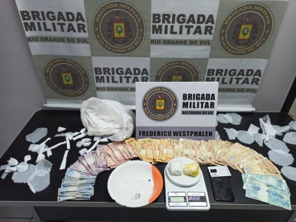 Drogas, dinheiro e outros objetos que foram apreendidos no decorrer da ação dos policiais militares (Foto: Divulgação/37º BPM)