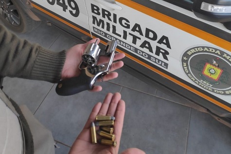 Arma de fogo e munições apreendidas (Foto: Divulgação/BM)