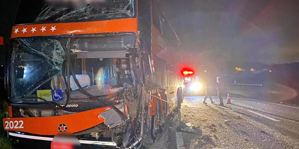O motorista do coletivo teve óbito no local (Foto: Corpo de Bombeiros Voluntários de Jaguaruna / Divulgação / CP)