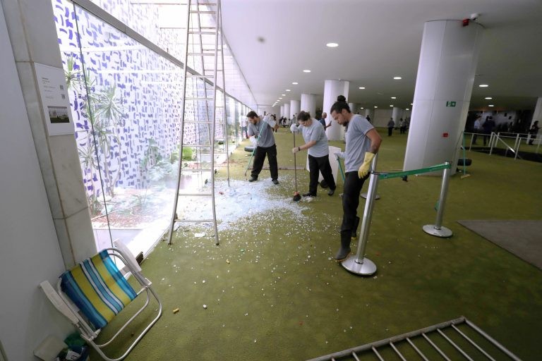 Equipe de limpeza da Câmara dos Deputados atua após atos de vandalismo no Congresso Nacional - (Foto: Bruno Spada/Câmara dos Deputados)