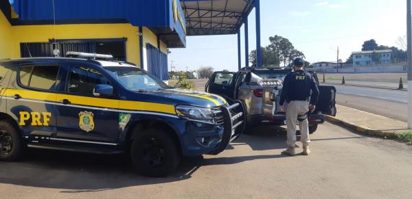 Ele foi encaminhados à Receita Federal com as bebidas e o veículo, que foram apreendidos. O homem responderá pelo crime de descaminho - Foto: PRF Sarandi