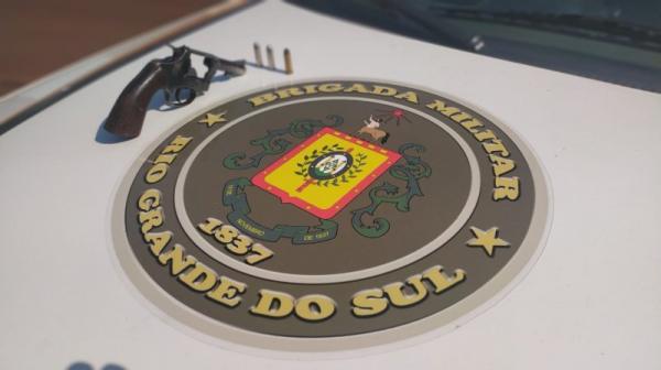 Revólver calibre 38 com três munições intactas estava no porta-luvas de um veículo abordado pelos policiais militares (Foto: Divulgação/BM)