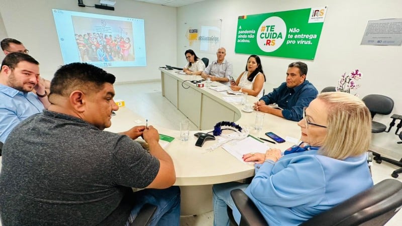 Reunião contou com a presença do Cacique Joel e da secretaria de saúde Arita Bergmann (Foto: Guga Stefanello/SES RS) 