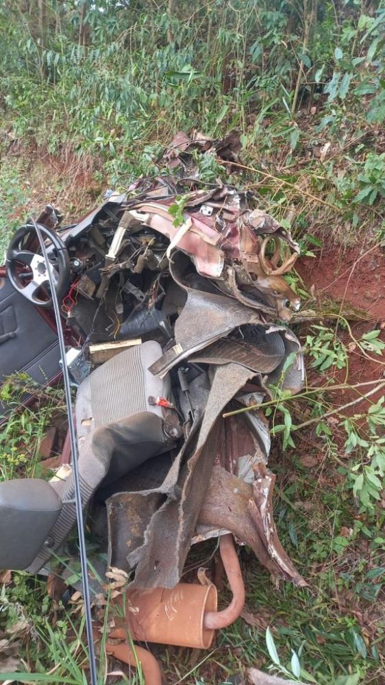 Veículo ficou completamente destruído (Foto: Caçadores de Notícia)